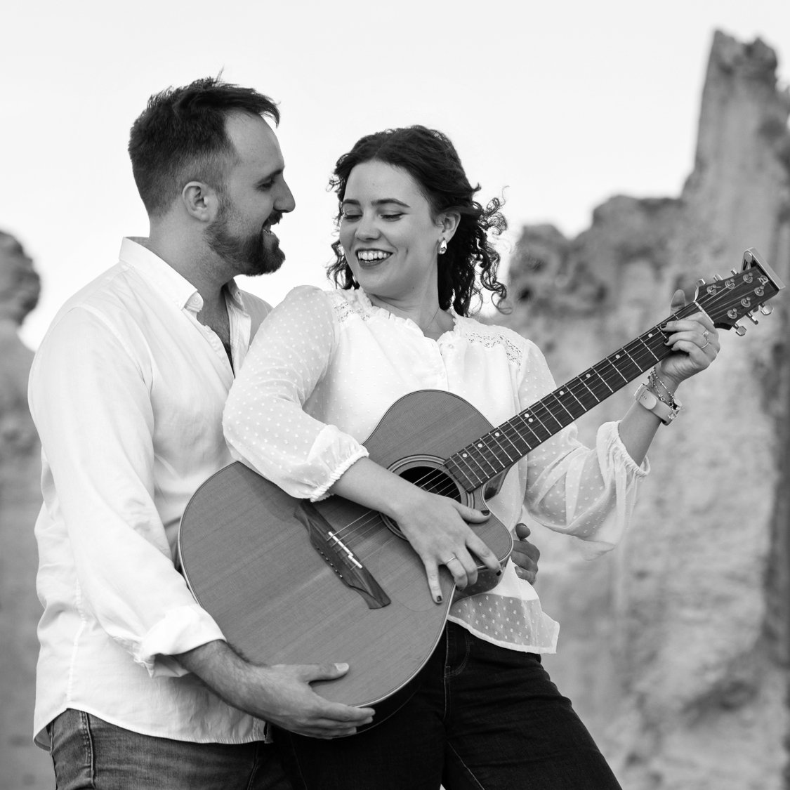 Fotografía de pareja de novios en blanco y negro, preboda en exteriores